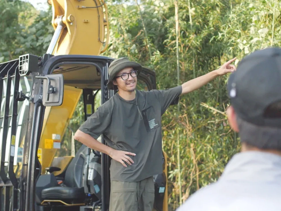学生による施工の様子
