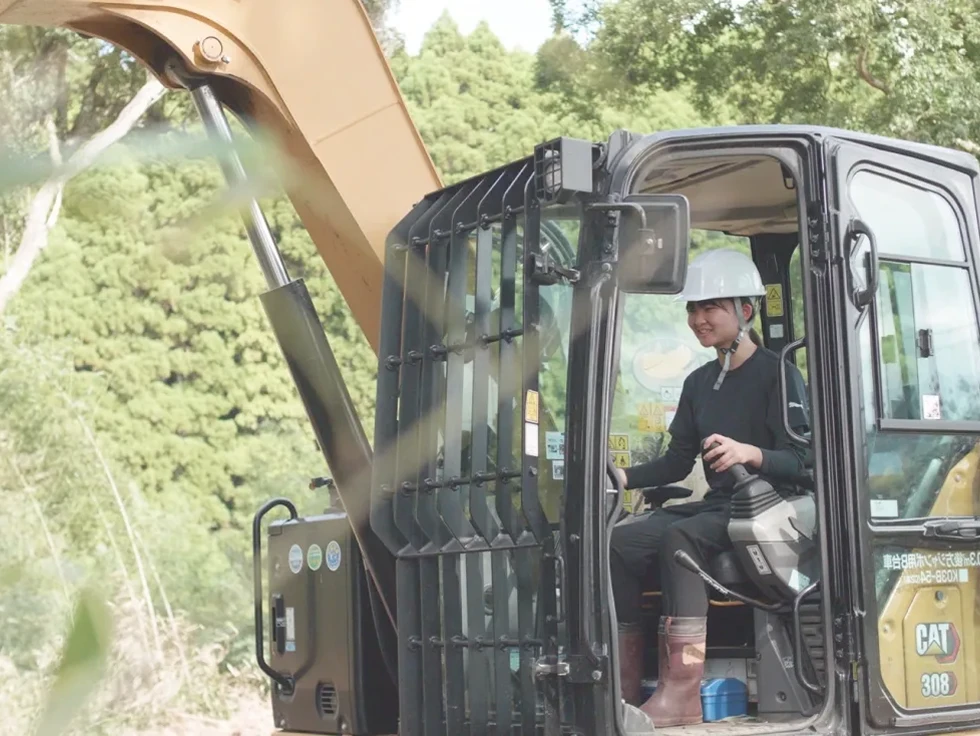 学生による施工の様子
