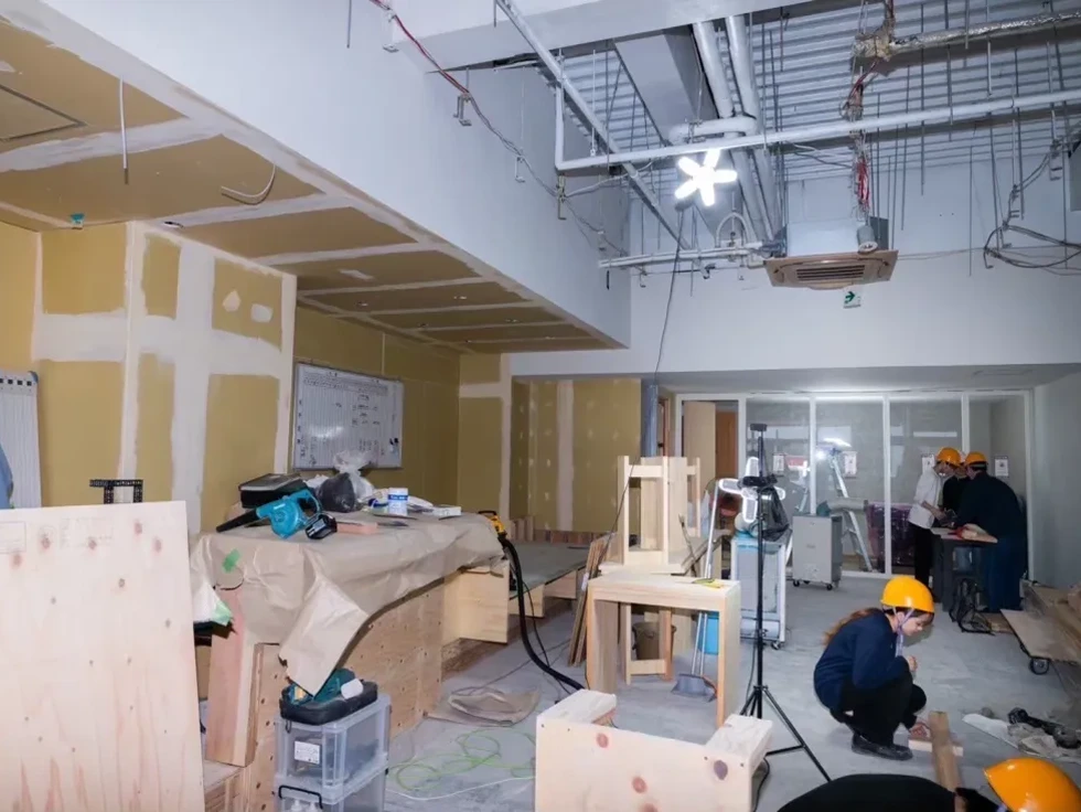 学生による施工の様子